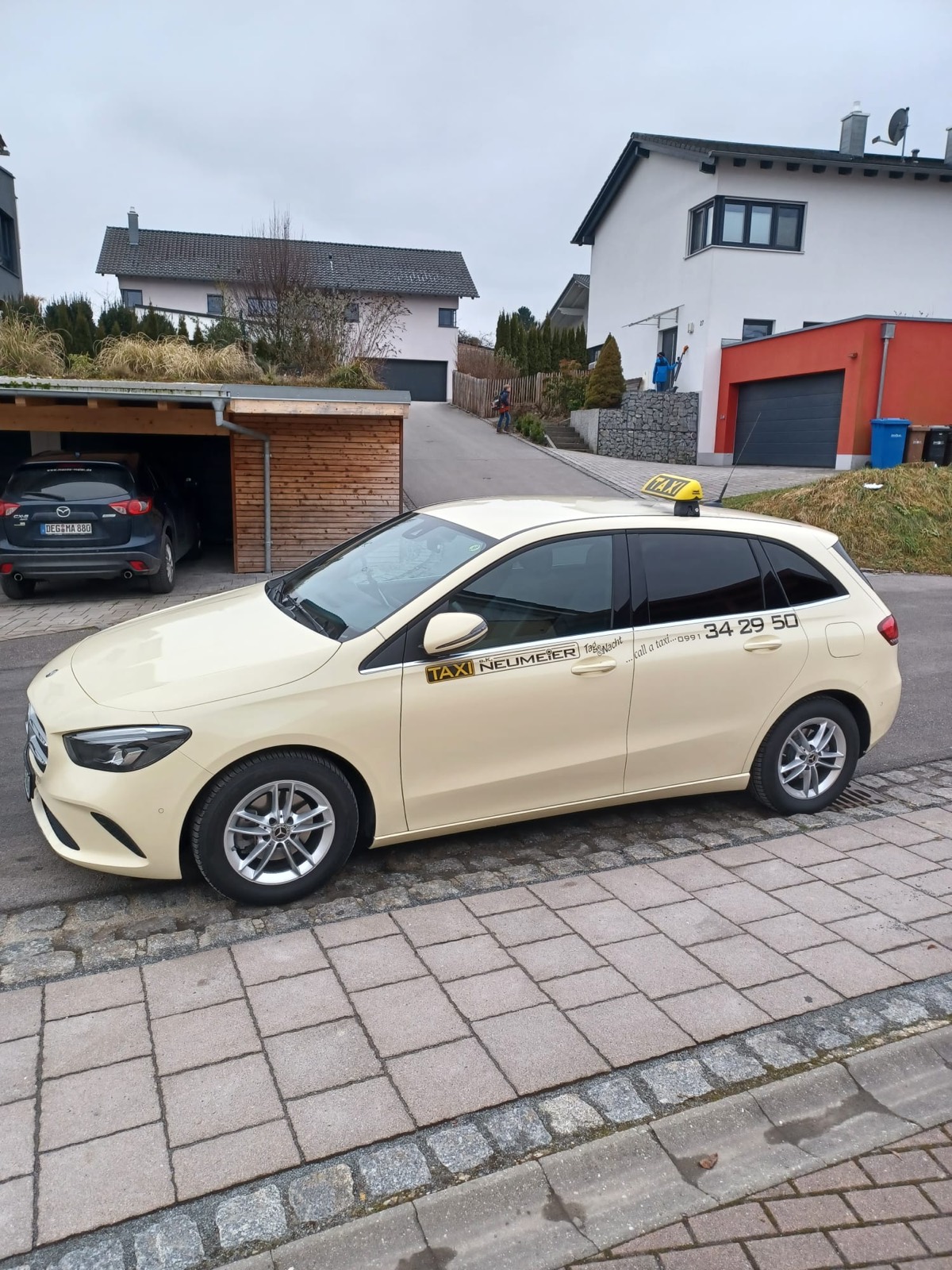 Mercedes B-Klasse Taxi mit hoher Sitzposition für bequemes Ein- und Aussteigen