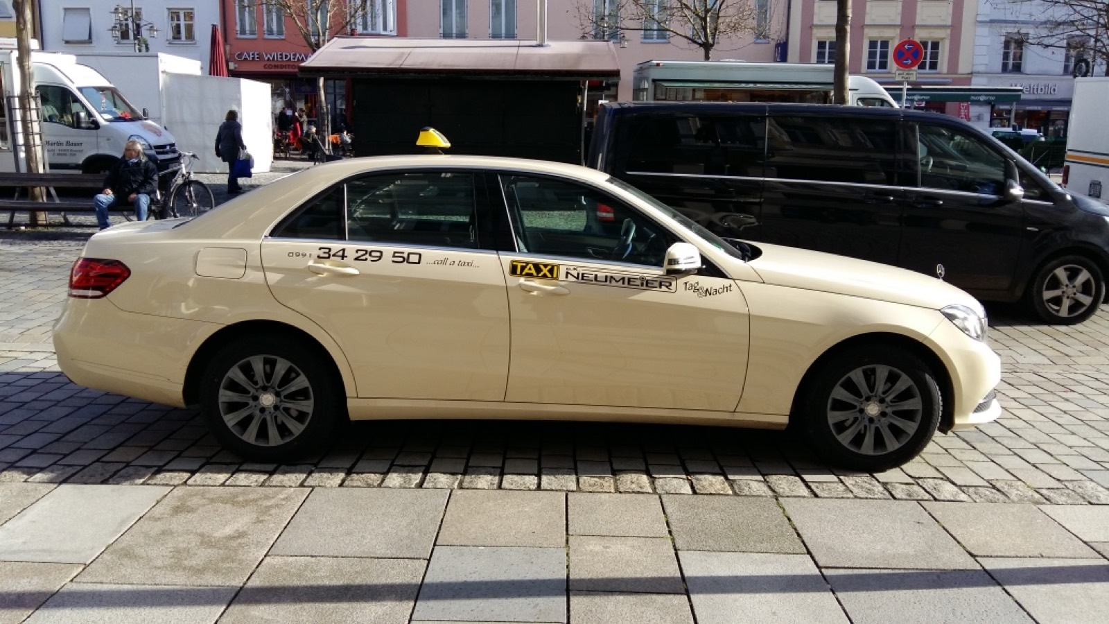 Mercedes E-Klasse Limousine als Taxi mit Aufschrift Taxi Neumeier in der Deggendorfer Innenstadt