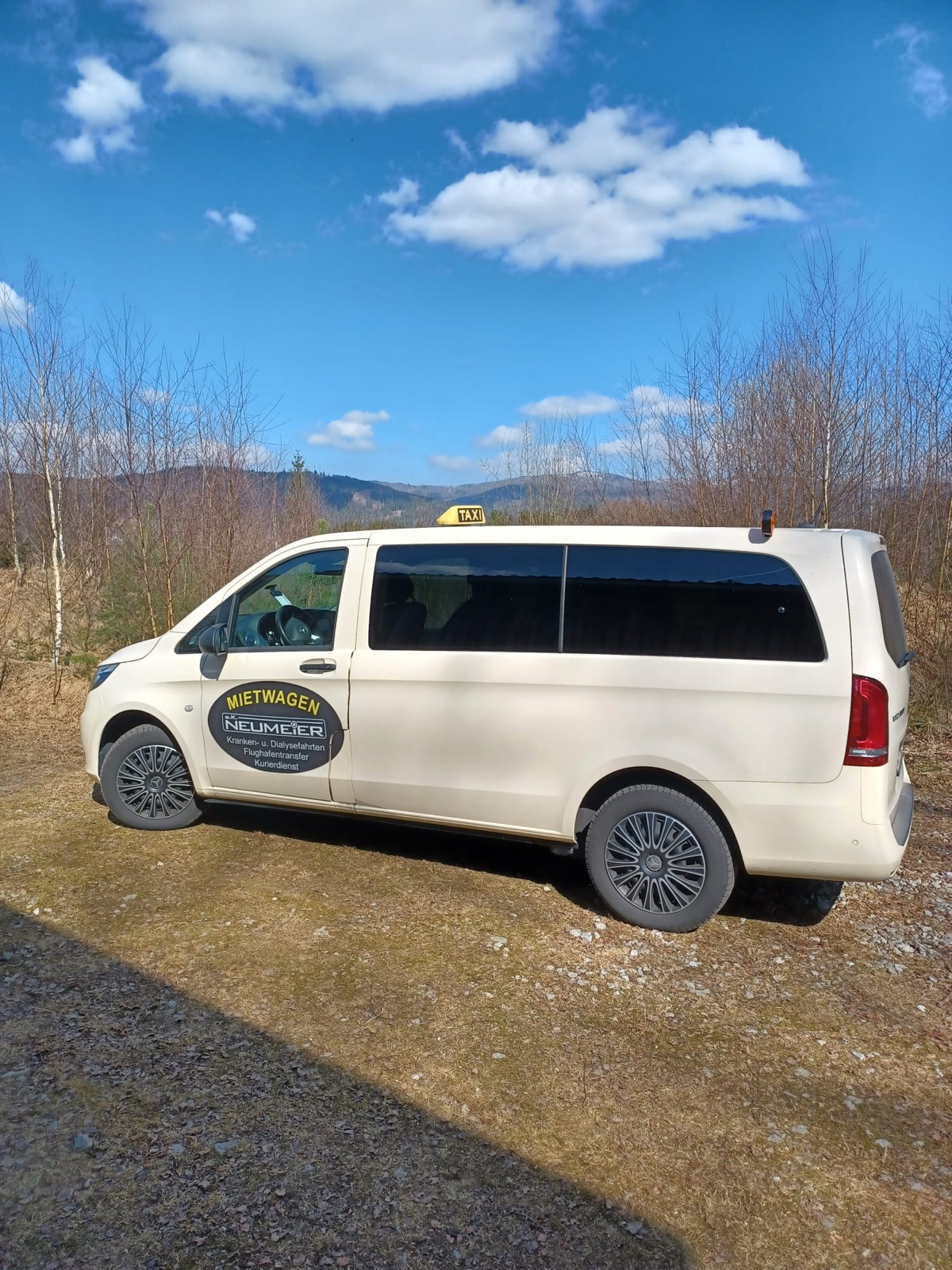 Mercedes Vito Großraumtaxi von Taxi Neumeier vor bayerischer Hügellandschaft