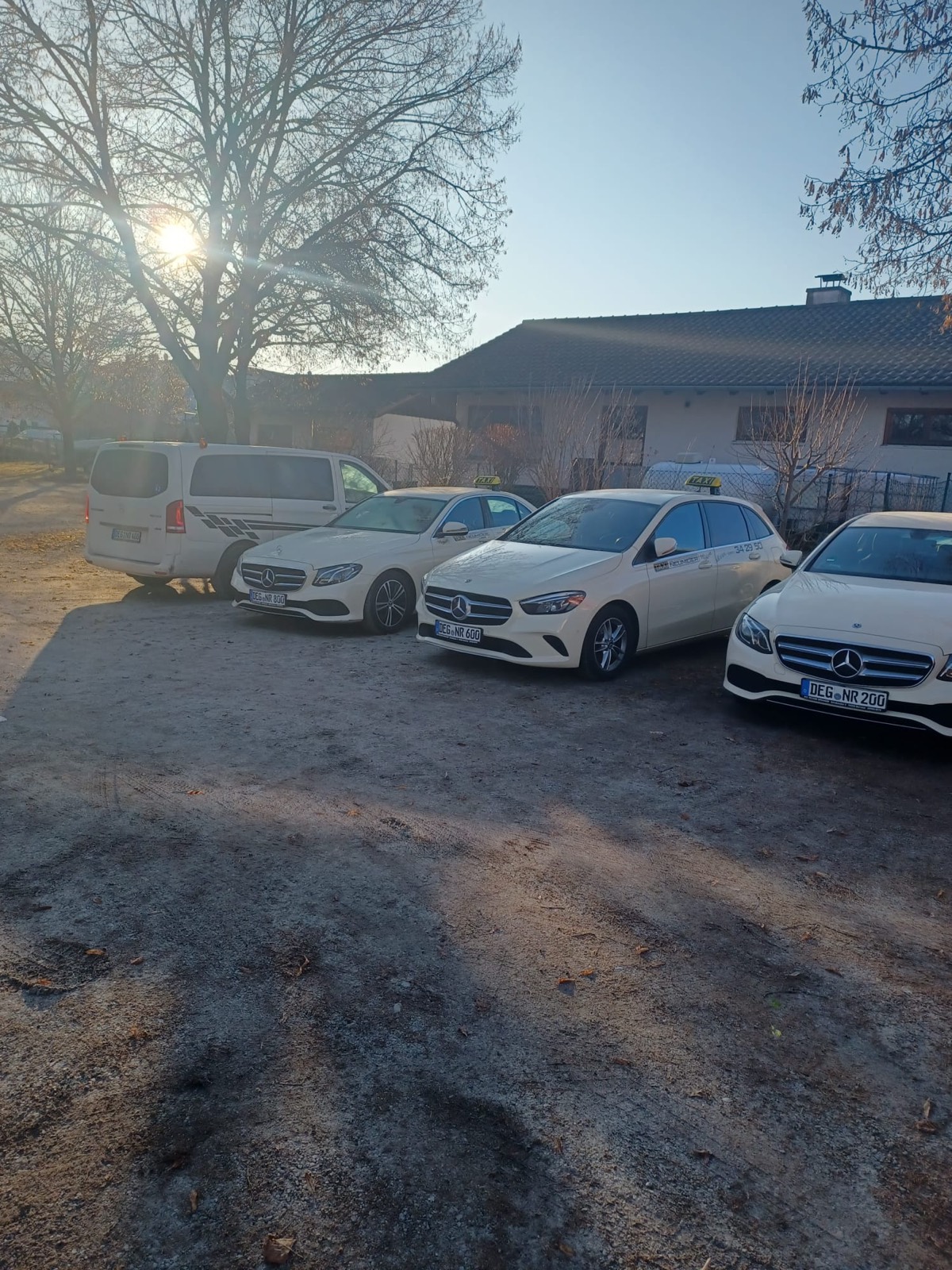 Vier Taxis und ein Großraumwagen von Taxi Neumeier auf dem Betriebshof in Deggendorf