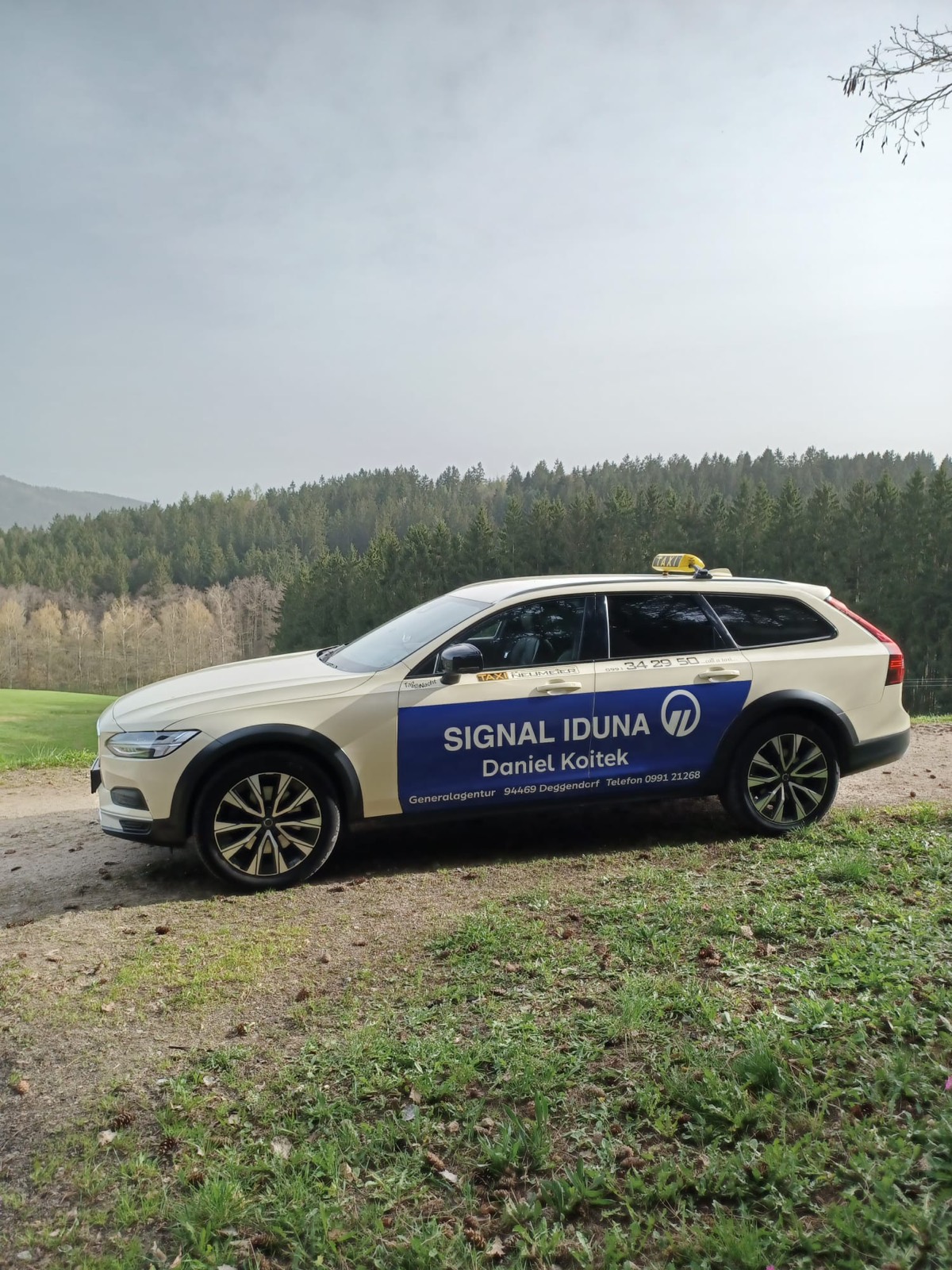 Taxi von Taxi Neumeier mit Werbung der SIGNAL IDUNA Generalagentur Daniel Koitek